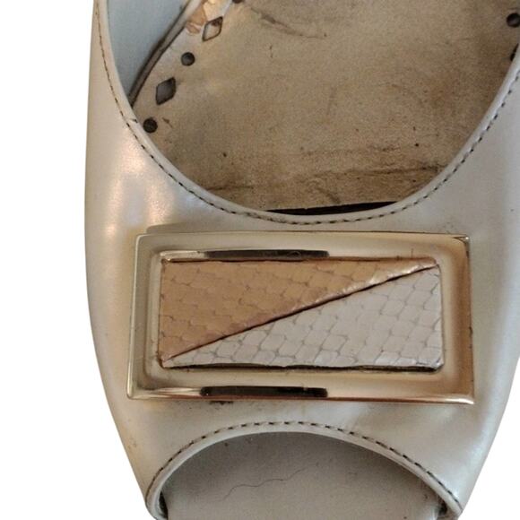 BCBG Leather Heels Open Toe Pumps Sz 10B Ivory Gold Emblem Accent BCBGirls City - Picture 15 of 16